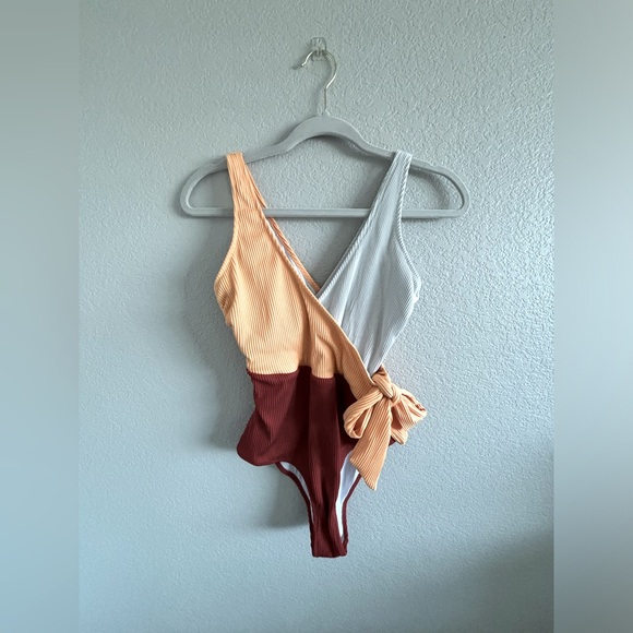 Cupshe wrap one piece swimsuit - Picture 2 of 5